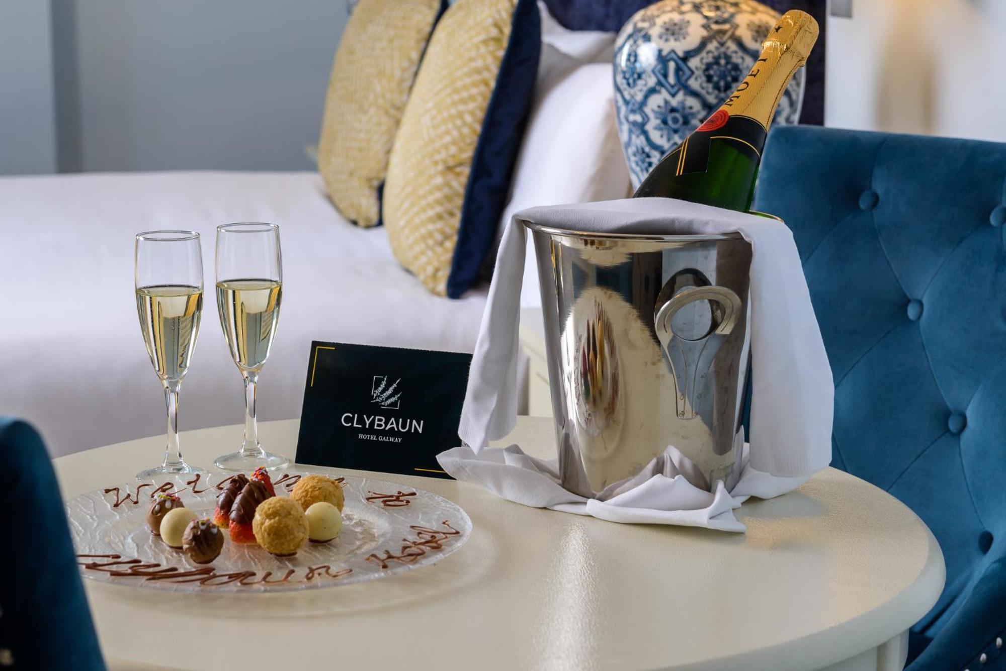 Clybaun Hotel Голуей Екстериор снимка